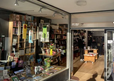 Buchhandlung Maurits Koeln Schaufenster mit Buechern