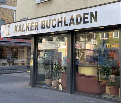 Schaufenster Kalker Buchladen von der Kalker Hauptstrasse aus gesehen